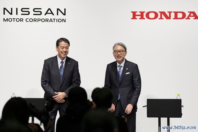 CEO Nissan Makoto Uchida (trái) và Chủ tịch kiêm CEO Honda Toshihiro Mibe tại một buổi họp báo chung ở Tokyo， tháng 3 vừa qua. Ảnh: AP