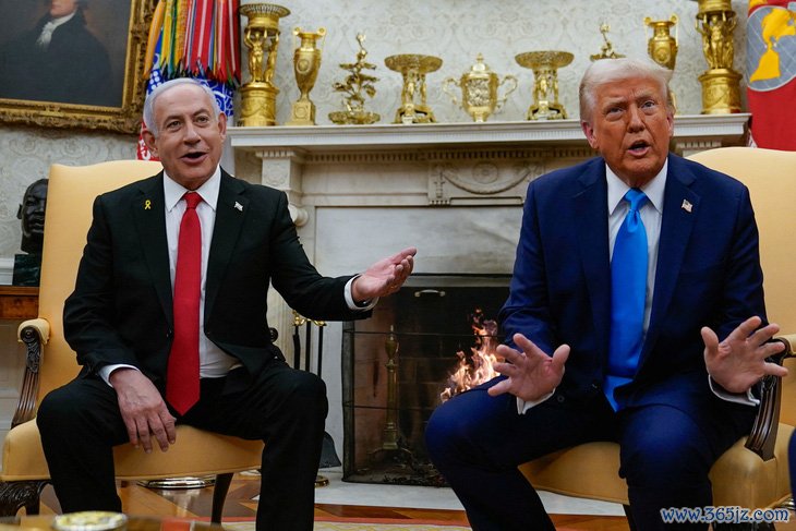 Ông Trump nói gì khi được Israel tặng máy nhắn tin vàng? - Ảnh 1.